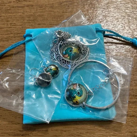 Disney Stitch jewelry set, New with pouch - Picture 4 of 4
